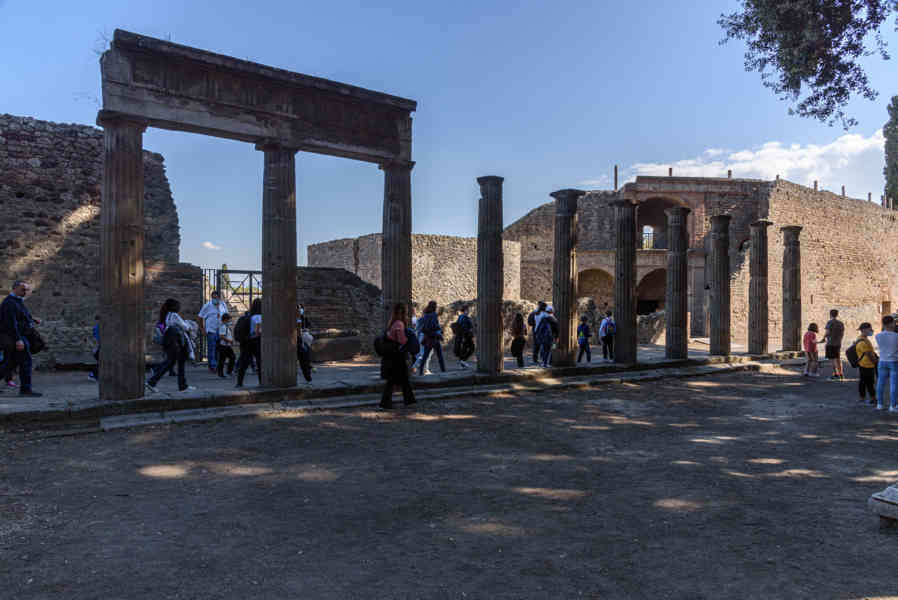 155 - Italia - Pompeya - parque arqueológico de Pompeya - Foro Triangular.jpg
